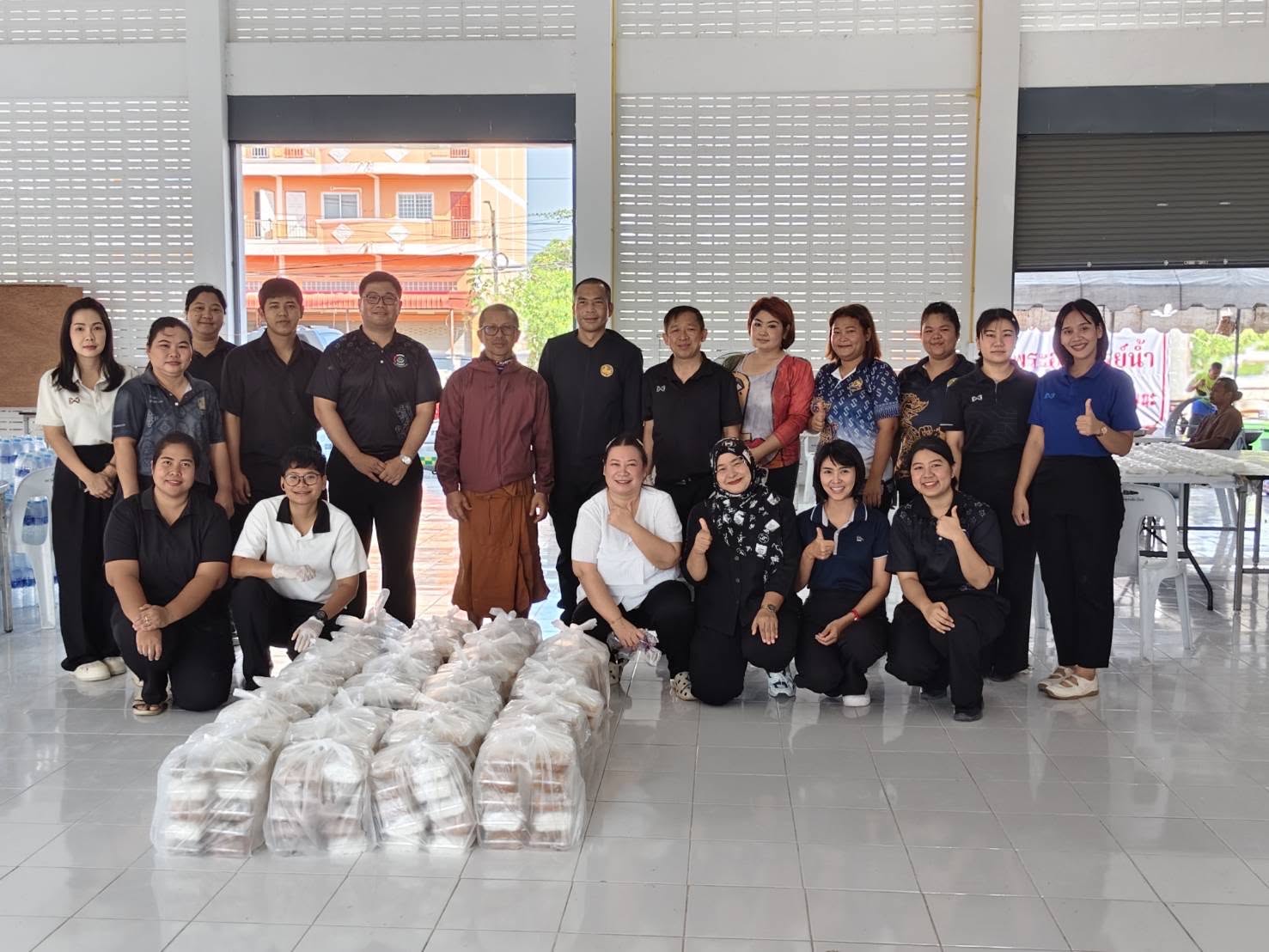 พช.บางน้ำเปรี้ยว รวมพลังเครือข่ายจิตอาสา บรรจุอาหารส่งต่อผู้ประสบอุทกภัย (วันที่สี่)