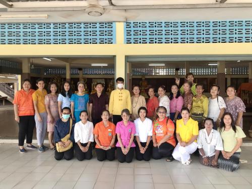 พช.บางน้ำเปรี้ยว จัดกิจกรรมแต่งผ้าไทยใส่บาตร ตามโครงการอาสาแก้จนเฉลิมพระเกียรติ ในหลวงรัชกาลที่ 10