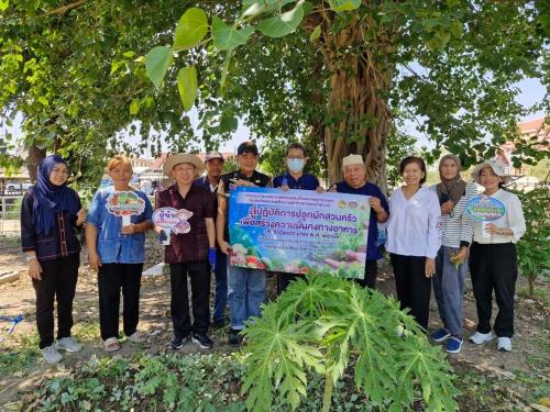 พช.บางน้ำเปรี้ยว จับมือผู้นำ อช.อำเภอบางน้ำเปรี้ยว บุกบ้านพักนายอำเภอ ปลูกผักสวนครัวเพื่อสร้างความมั่นคงทางอาหาร